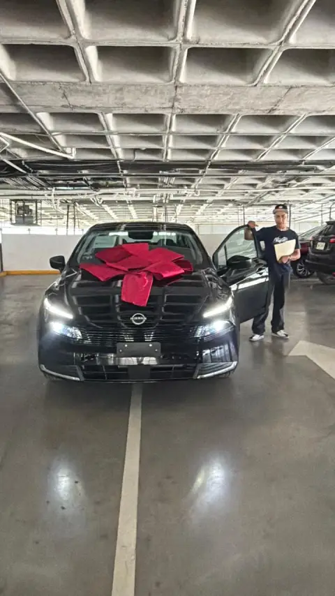 Cliente de Auto Crédito Valle recibiendo su Nissan