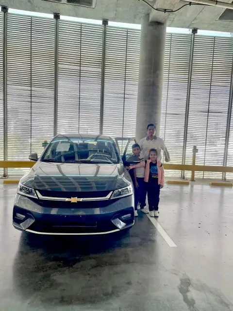 Cliente de Auto Crédito Valle recibiendo su Chevrolet