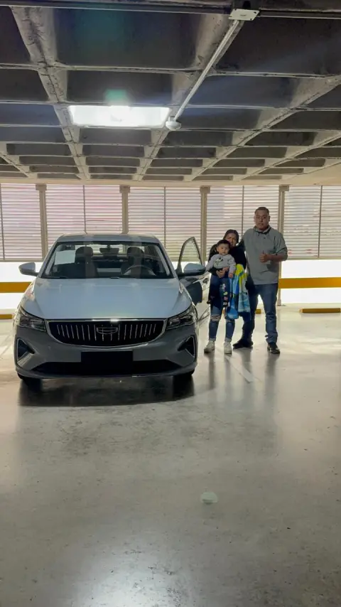 Cliente de Auto Crédito Valle recibiendo su Geely