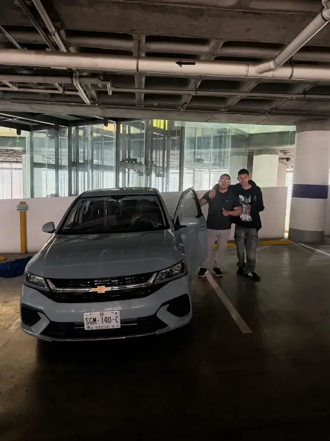 Cliente de Auto Crédito Valle recibiendo su Chevrolet