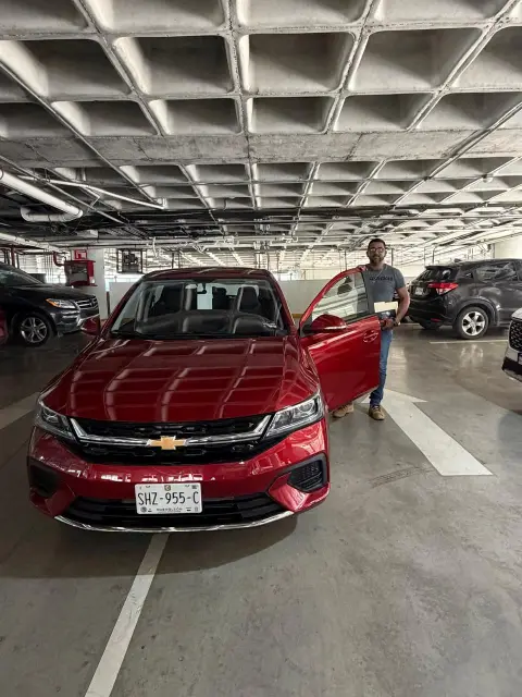 Cliente de Auto Crédito Valle recibiendo su Chevrolet