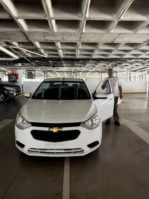 Cliente de Auto Crédito Valle recibiendo su Chevrolet
