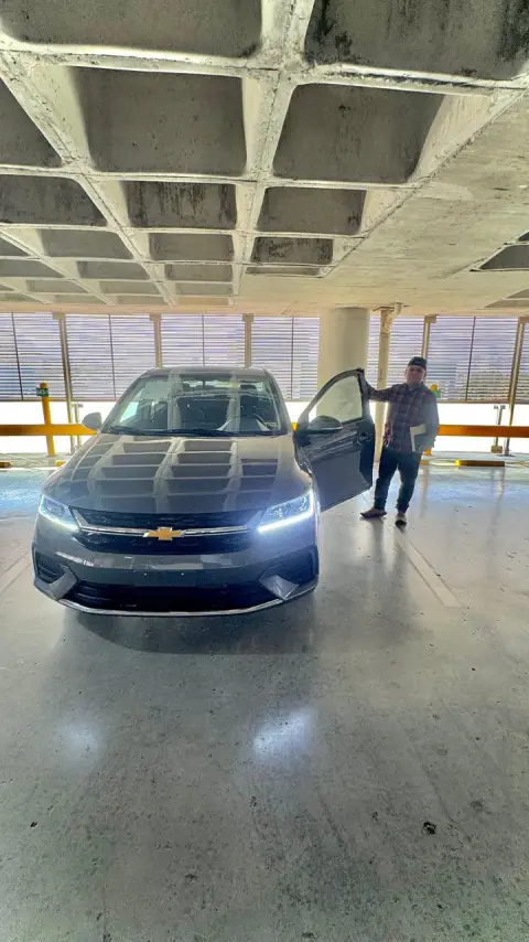 Cliente de Auto Crédito Valle recibiendo su Chevrolet